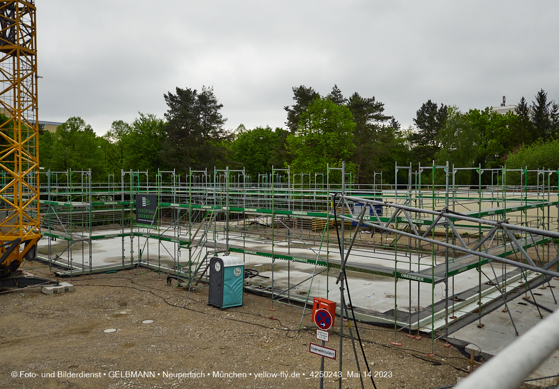 14.05.2023 - Ein Kran für die Baustelle Haus für Kinder in Neuperlach